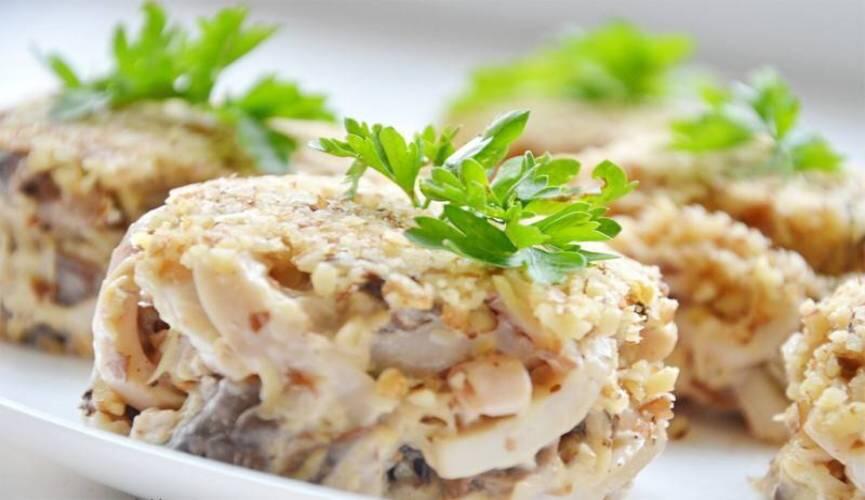 Салат с кальмарами и орехами
