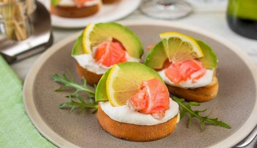 Канапе с красной рыбой и лимоном